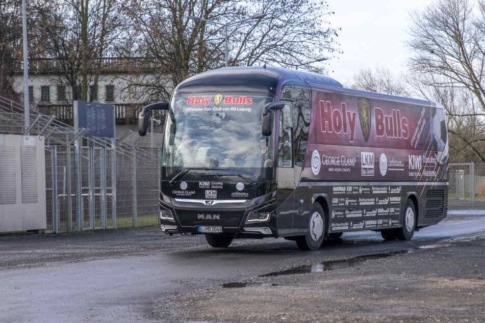 Die "Holy Bulls" sind heute erstmals mit ihrem eigenen Fanbus zum DFB-Pokal-Spiel zwischen RB Leipzig und Eintracht Frankfurt gestartet.