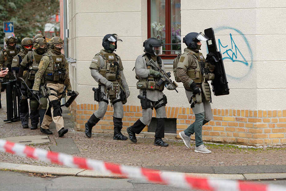 Am Nachmittag stürmte das SEK die Wohnung des mutmaßlichen Messerstechers.