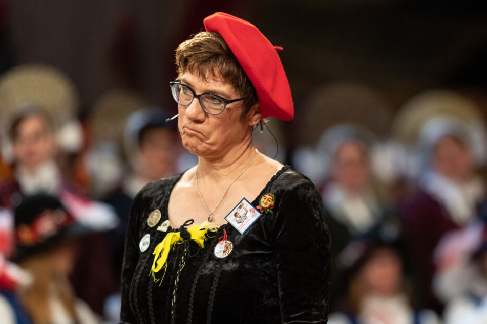 Die Bundesvorsitzende der CDU, Annegret Kramp-Karrenbauer, steht vor dem Narrengericht und verzieht das Gesicht.
