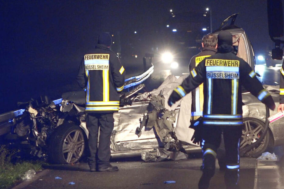 Ein am Unfall beteiligter Mercedes wurde vollkommen zerstört.