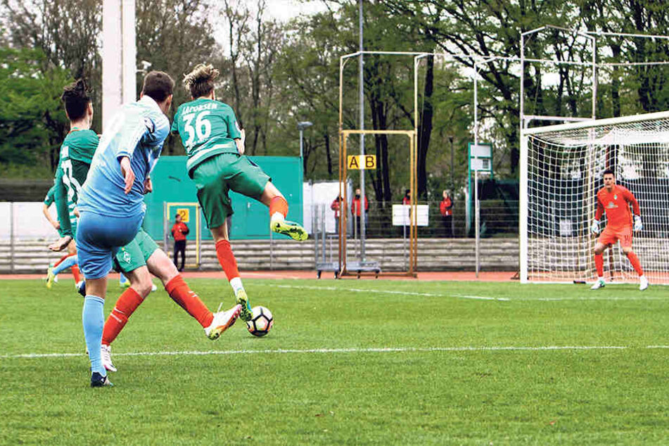 Die triste Atmosphäre auf Platz 11 in Bremen lag dem CFC in den letzten Jahren nicht. In sieben Anläufen gelang erst einmal ein Sieg.Hier schießt Anton Fink aufs Werder-Tor.