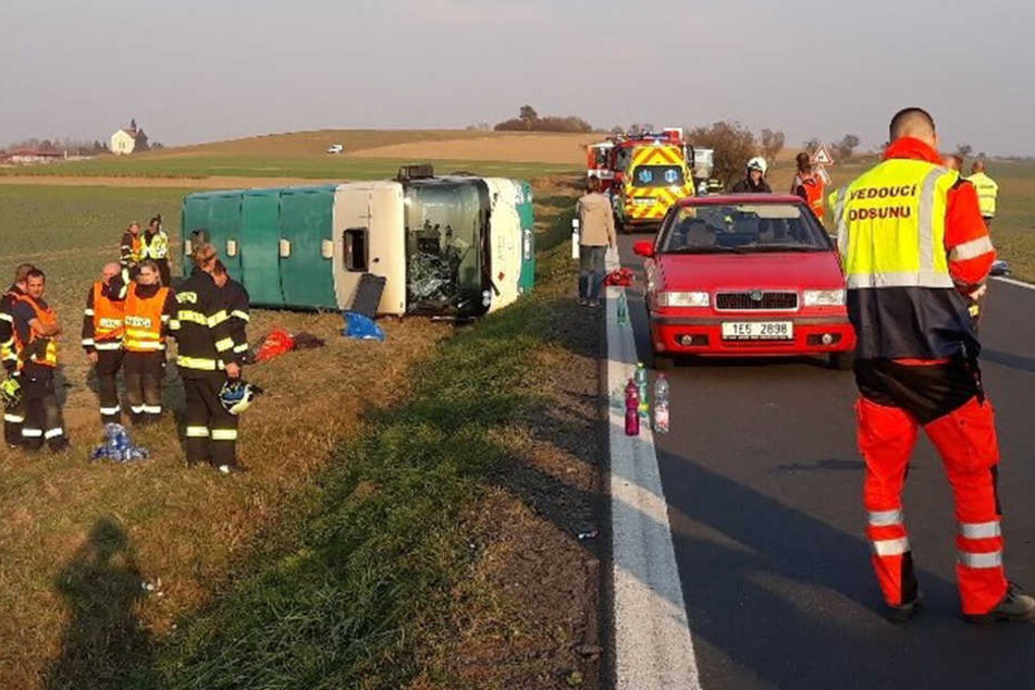 Nach ersten Erkenntnissen ist bei dem Bus ein Reifen geplatzt.