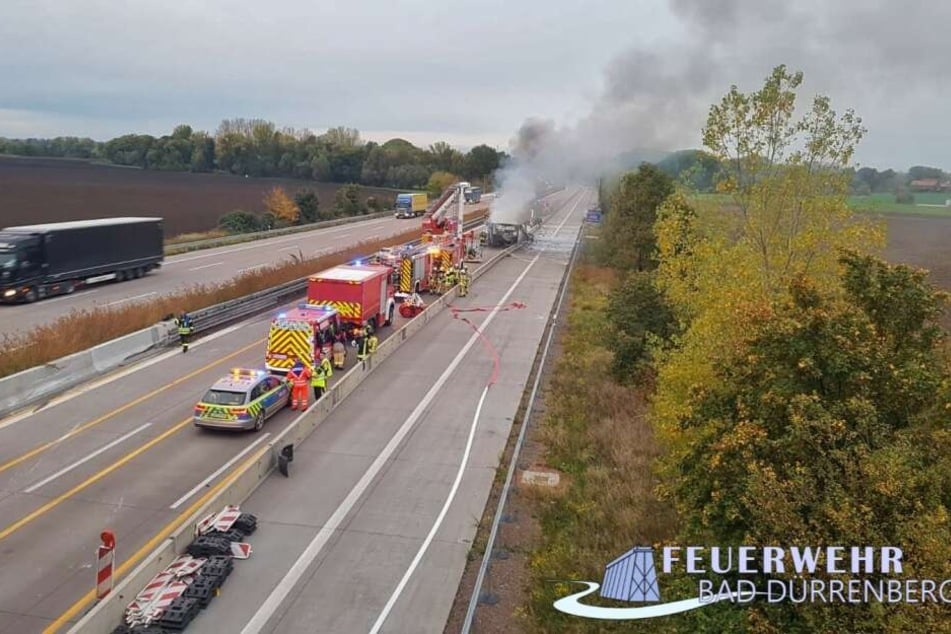 Die A9 musste wegen eines ausgebrannten Lastwagens für 18 Stunden voll gesperrt werden.