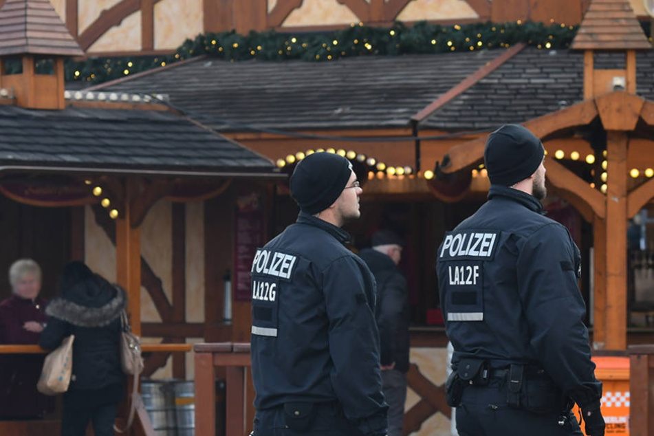 Die Berliner Polizei auf Streife auf einem Berliner Weihnachtsmarkt.