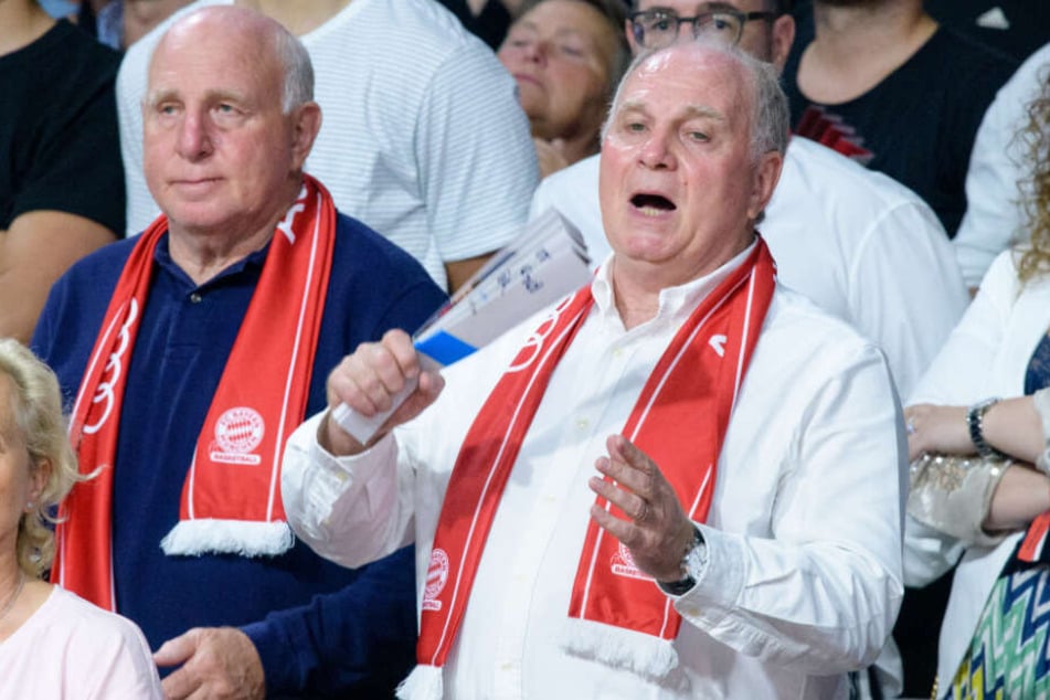 Uli Hoeneß, Vereinspräsident vom FC Bayern (r), zusammen mit seinem Bruder Dieter beim Play-Off Final im Audi Dome.