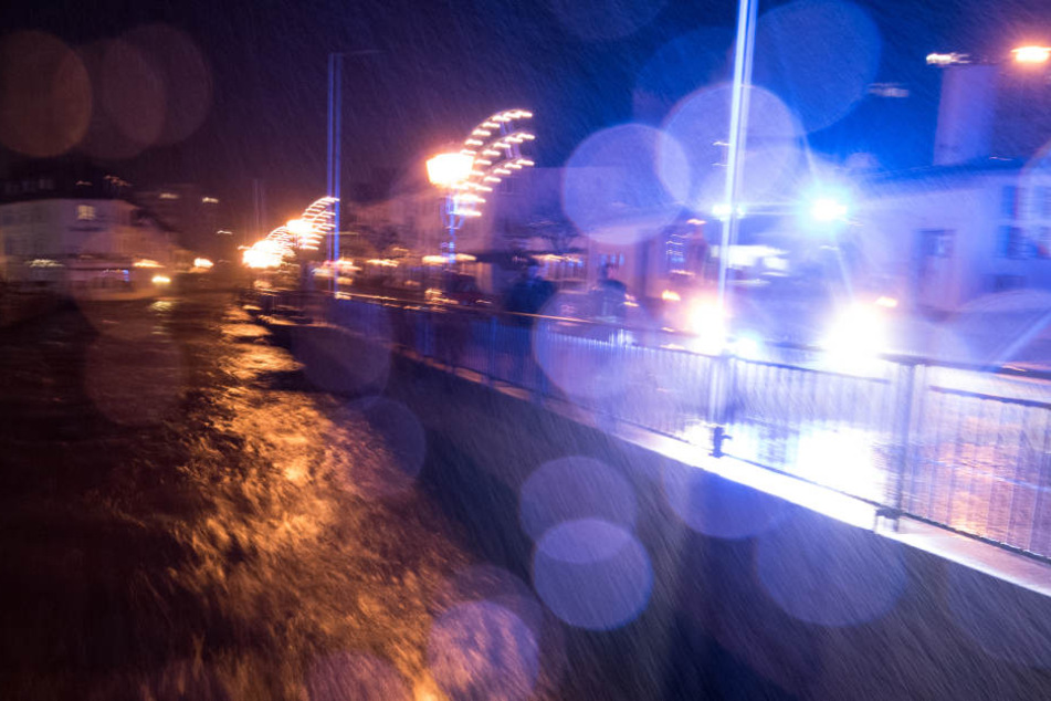 Der Fluss Alb. hat sich durch langanhaltende Regenfälle und Schneeschmelzen in einen reißenden Strom verwandelt.