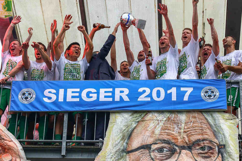 Aufstiegsfeier der Oberliga-Helden der BSG Chemie Leipzig: Nach dem sportlichen Aufstieg hat der Leutzscher Verein nun auch die Lizenz für die Regionalliga erhalten.