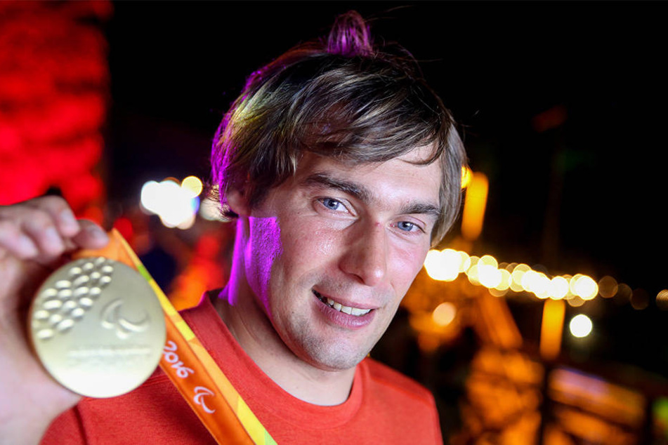Der Hüllhorster Sebastian Dietz kann sich gleich zweimal freuen: Im Kugelstoßen gab's Gold, danach ein "Ja" von seiner Freundin.