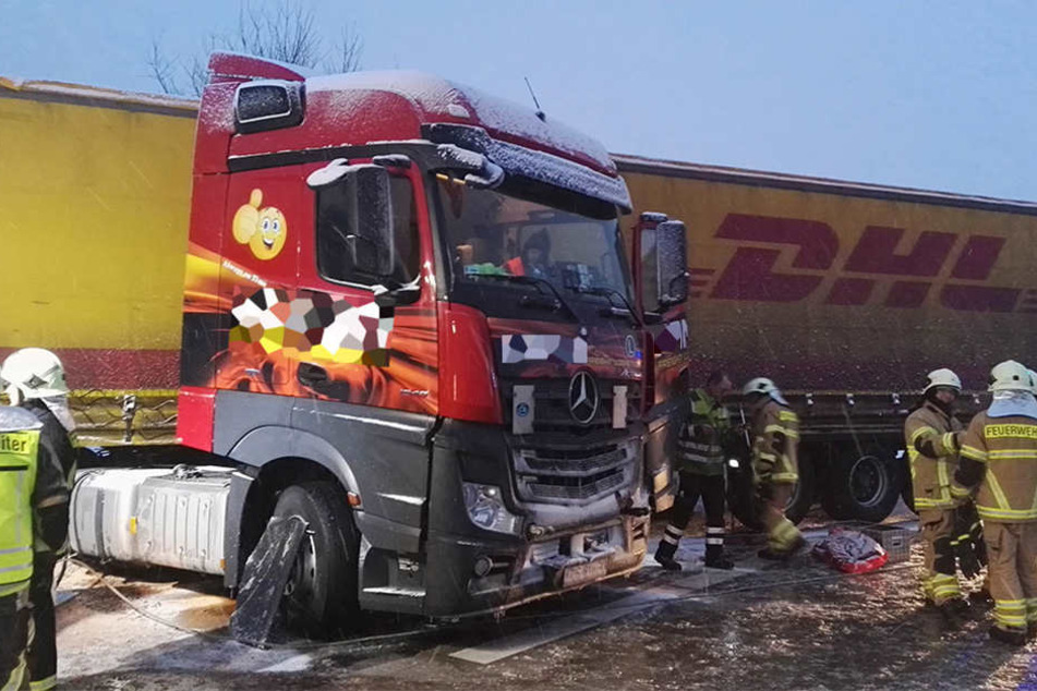 Der Lkw muss nun abgeschleppt werden.