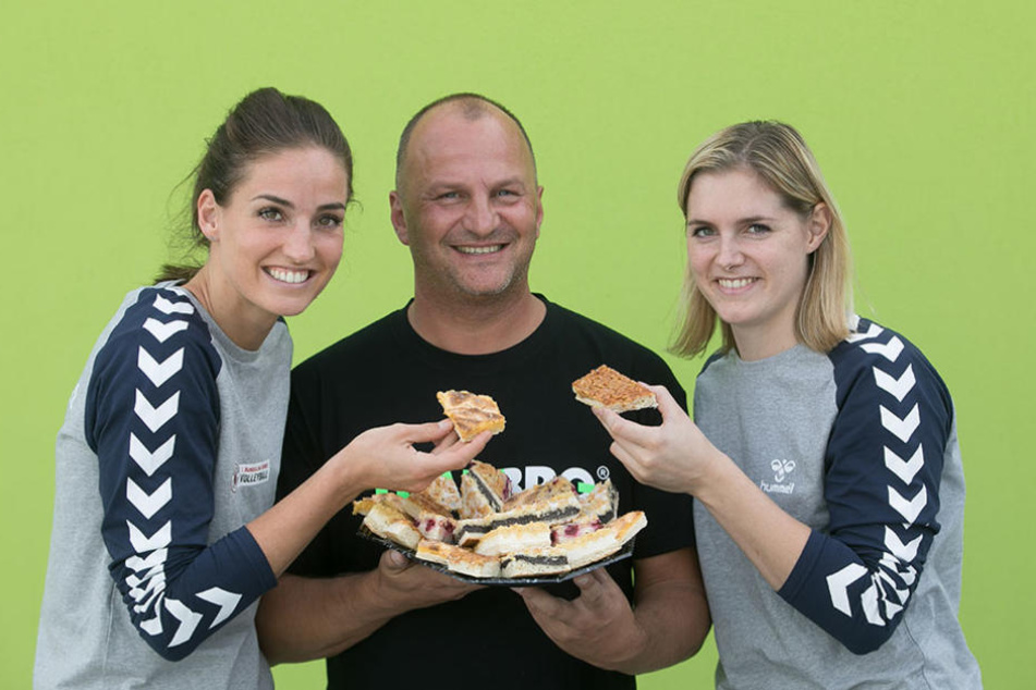 Startklar für die neue Saison: Myrthe Schoot, Sponsor Rico Haubold und Valerie Courtois (v.l.).
