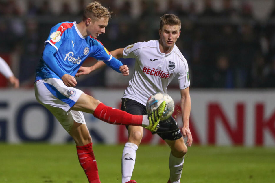 Verls Jan Schöppner (r.) engt die Kreise von Kiels Finn Porath ein.