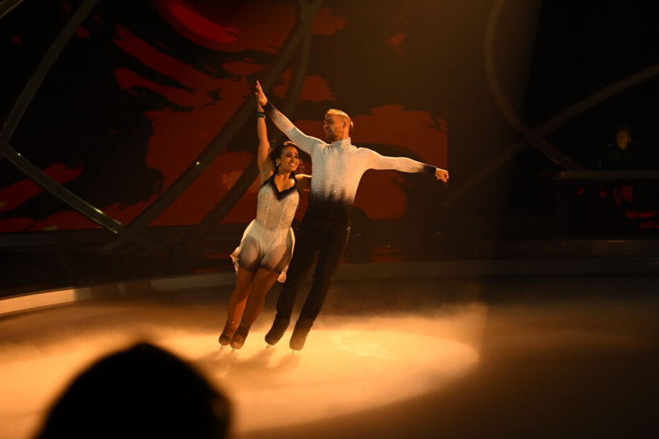Eric Stehfest (30) und Amani Fancy während ihres ersten Auftritts bei "Dancing on Ice".