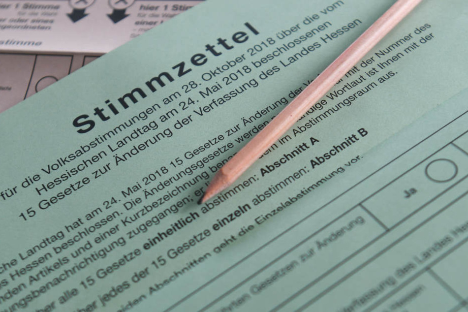 Neben der Sitzverteilung im Parlament wird auch über eine Reform der hessischen Verfassung abgestimmt.