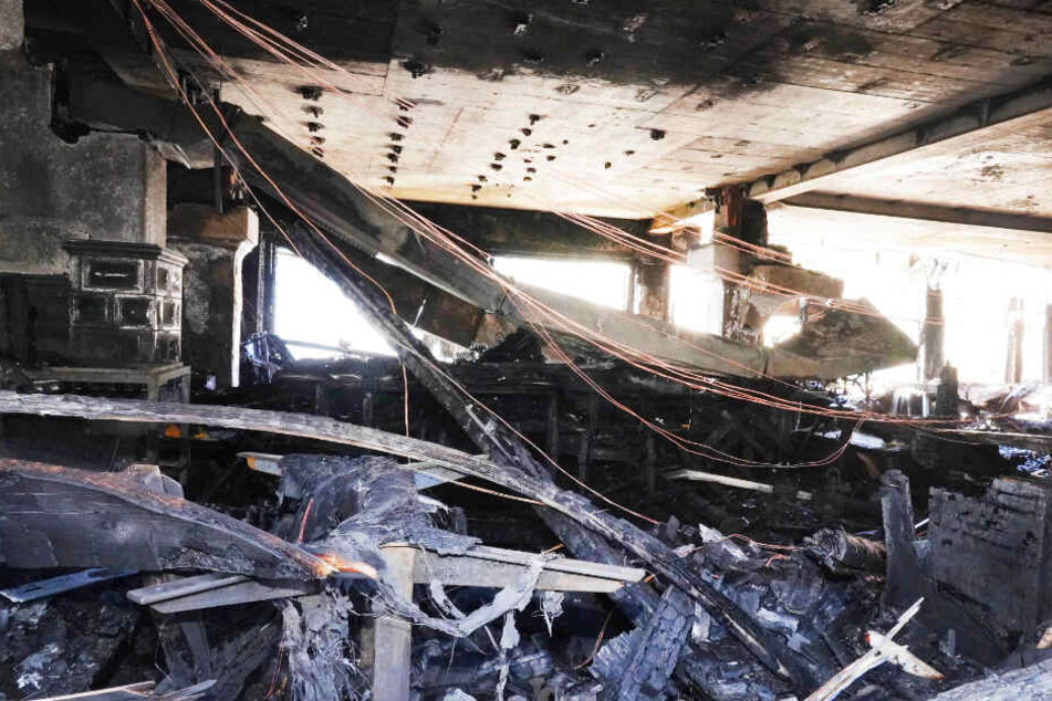 Die Ruine des weitgehend aus Holz gebauten mehrstöckigen Hauses des drei-Sterne-Restaurants "Schwarzwaldstube" ist zu sehen.