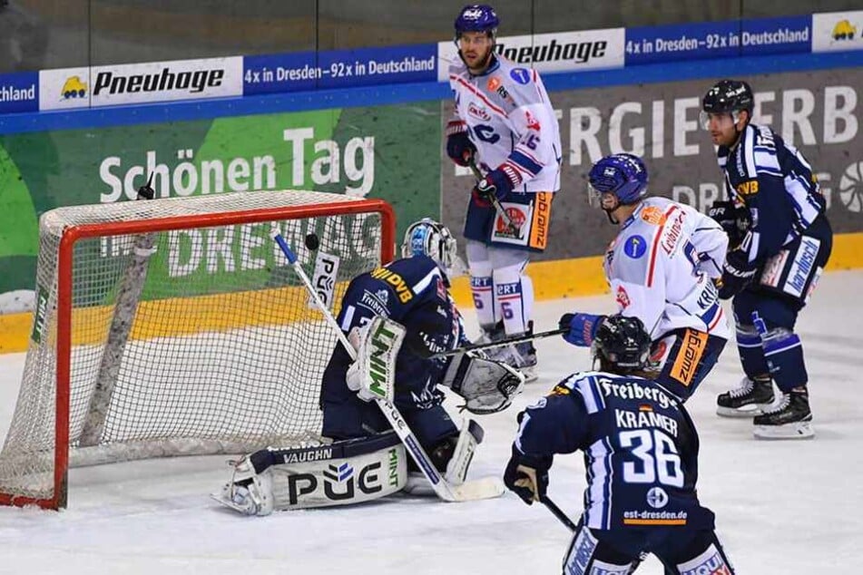 Ex-Eislöwe Arturs Kruminsch (Ravensburg) trifft gegen Goalie Marco Eisenhut (31).