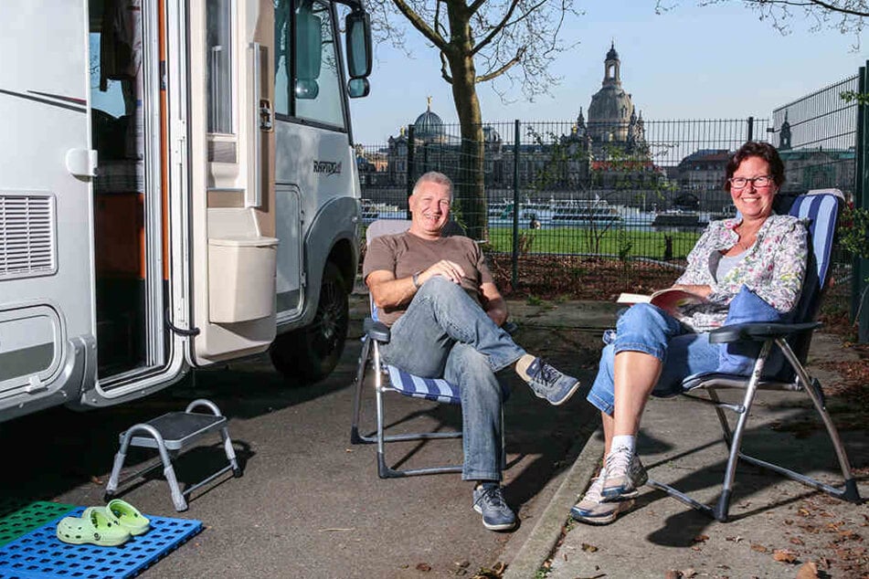 Stamm-Camper seit neun Jahren: Rolf (66) und Beate Willms (58) genießen die Aussicht am Königsufer.