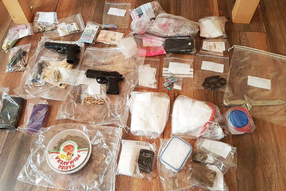 Mehrere Kilo Rauschgift und Waffen fanden die Beamten bei der Durchsuchung am Dienstagmorgen.