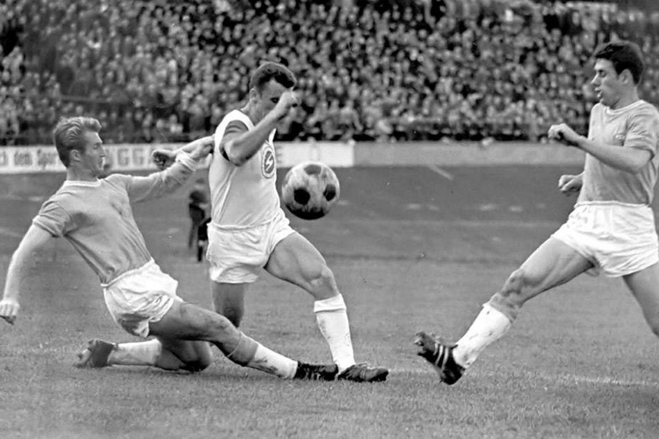 Peter Müller (l.)und Eberhard Vogel (r.) gehörten vor 50 Jahren zur FCK-Meisterelf. Diese Szene entstand am 12. Oktober 1968. Vor vollen Rängen gewann der FCK im Westsachsenstadion mit 1:0. Müller und Vogel stoppen hier den Zwickauer Volker Resch.