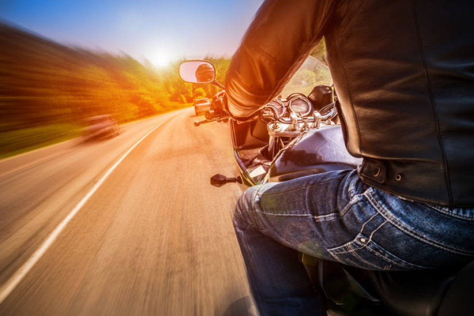 Weil er auf die Gegenfahrbahn geraten ist, kollidierte der Motorradfahrer mit dem entgegenkommenden Auto. (Symbolbild)