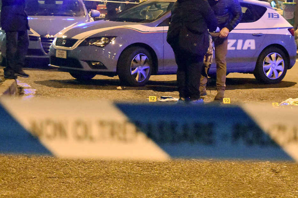 Italienische Polizeibeamte 2016 in Mailand, nachdem der europaweit gesuchte mutmaßliche Attentäter von Berlin, Anis Amri, bei einem Schusswechsel mit der Polizei getötet wurde.