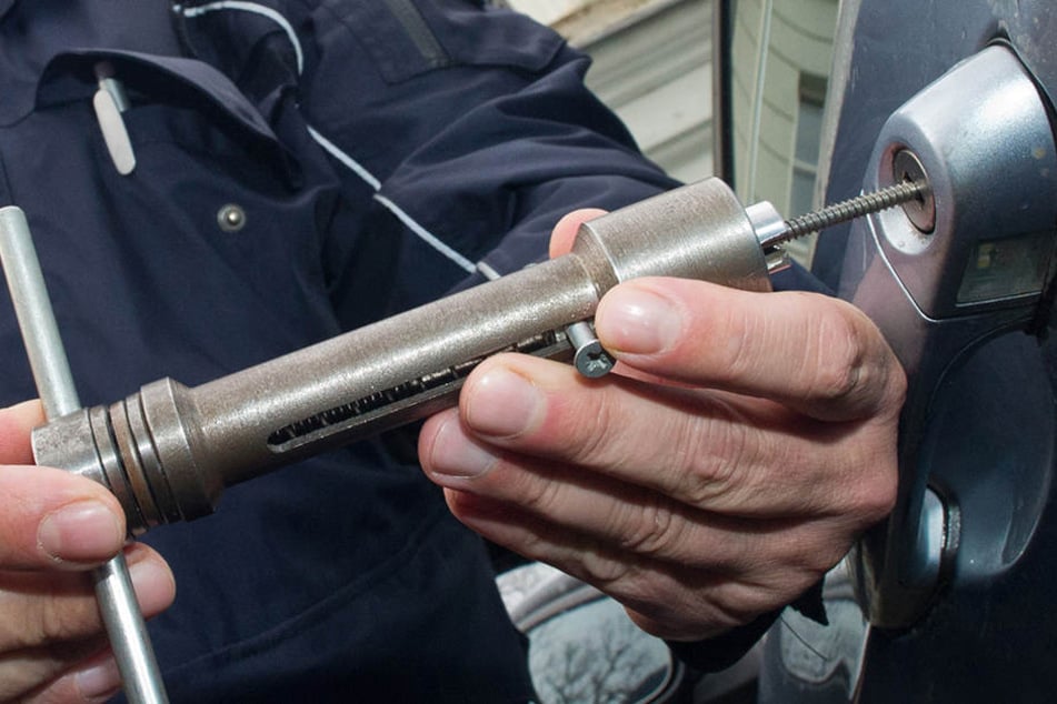 Ein Polizist zeigt, wie Autodiebe in der Regel vorgehen. Dabei verwendet er einen sogenannten Ziehfix, das Standardwerkzeug eines Autoknackers.