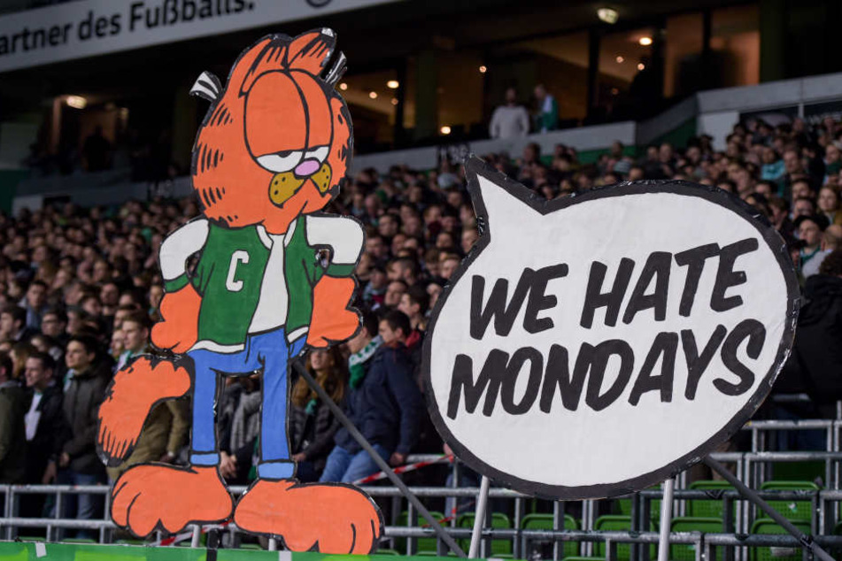 Bremens Fanszene symbolisiert mit Comic-Kater "Garfield" ihre gemeinsame Abneigung gegenüber Montags-Spielen.