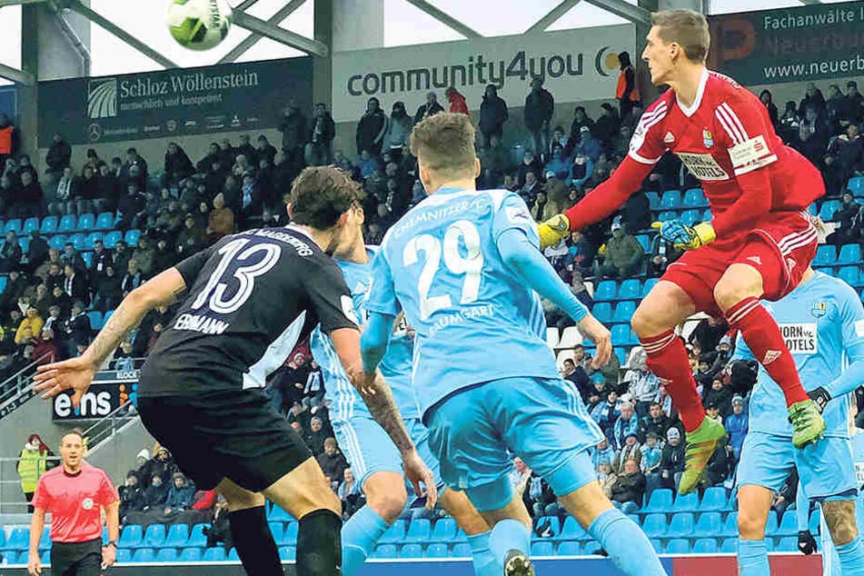 31 Mal musste Kevin Kunz (hier im Spiel gegen den 1. FC Magdeburg bei einer Abwehraktion) in der Sonntag zu Ende gehenden Hinrunde bisher hinter sich greifen.