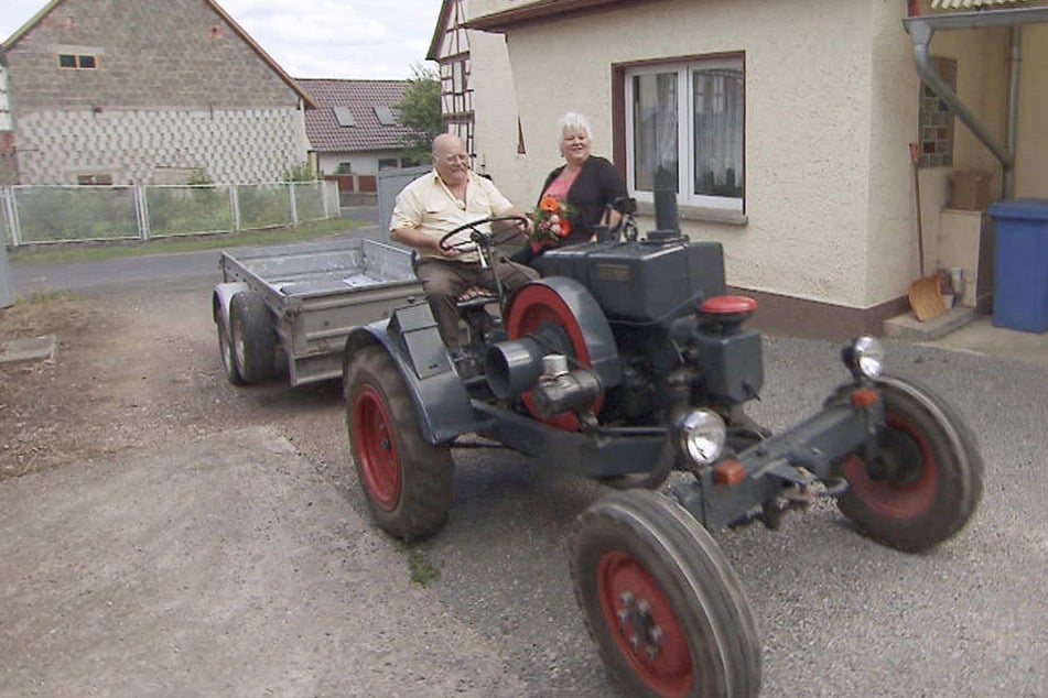 Das ließ Rosis (59) Herz schon höher schlagen. Die Fahrt in Günters Oldtimer-Traktor.