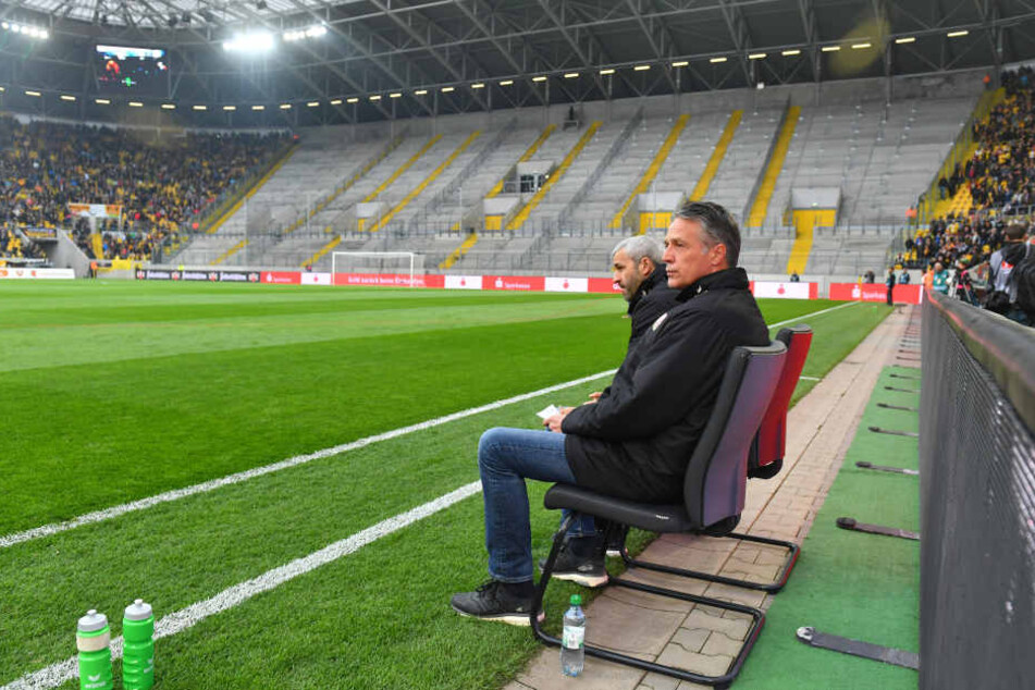 Trainer Uwe Neuhaus (li.) und sein Assistent Peter Németh vor dem leeren K-Block.
