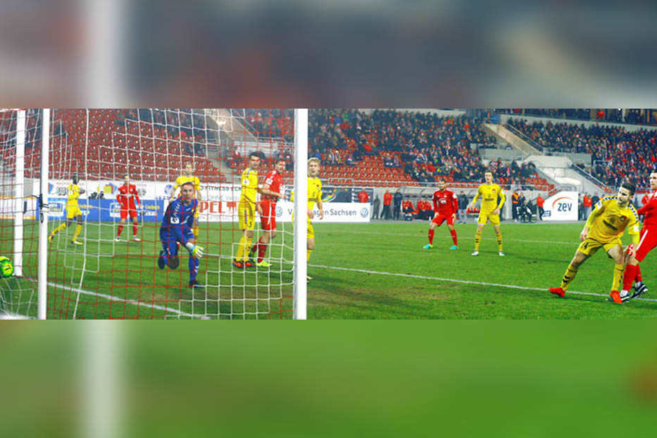 Das Tor zum 1:0 gegen Großaspach. Nils Miatke (r.), der den Treffer selbst einleitete, hat aus Nahdistanz getroffen.