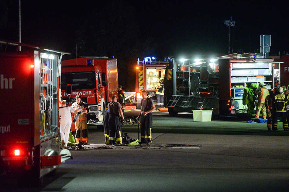 Einsatzkräfte der Feuerwehr versuchen bereits seit Stunden die gefährliche Salpetersäure auf der A24 abzupumpen.