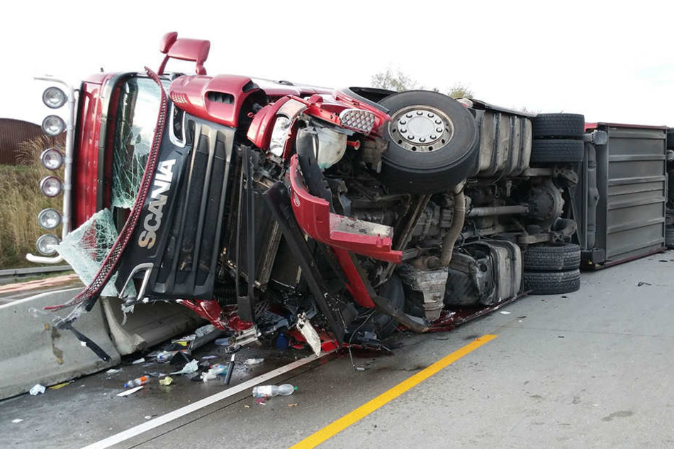 Der Fahrer musste aus seinem Führerhaus befreit werden.