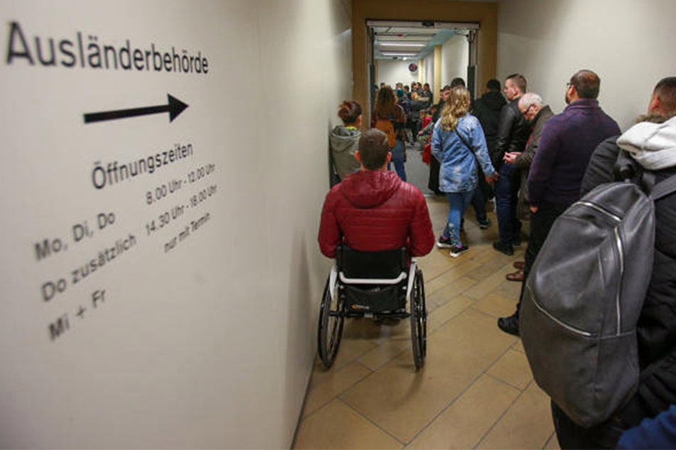 Eine meterlange Schlange bildet sich regelmäßig vor der Ausländerbehörde. Die Wartezeiten betragen bis zu vier Stunden.