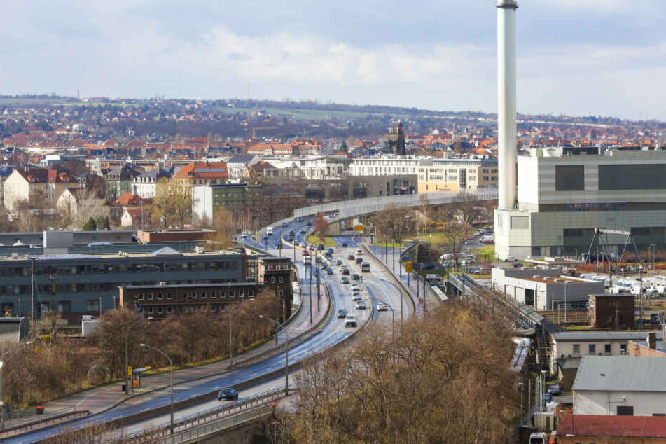 Der verletzte Radfahrer lag zwischen dichten Büschen und Bäumen, als die Feuerwehr eintraf.