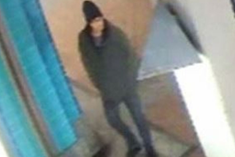 Die Polizei fahndete unter anderem mit diesem Foto nach dem Reifenstecher.