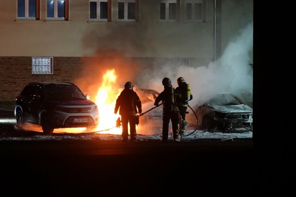 Auf das Gelände der Polizeidirektion und Polizeibehörde in Leipzig-Leutzsch ist am Sonntagabend ein Brandanschlag verübt worden.