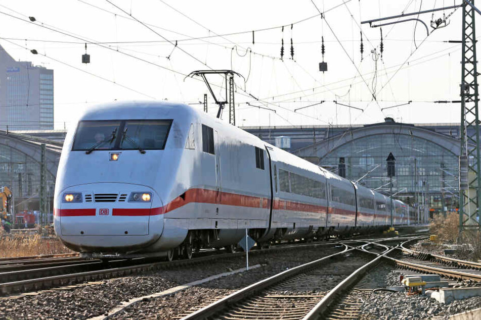 Der ICE war mit etwa 180 km/h unterwegs.