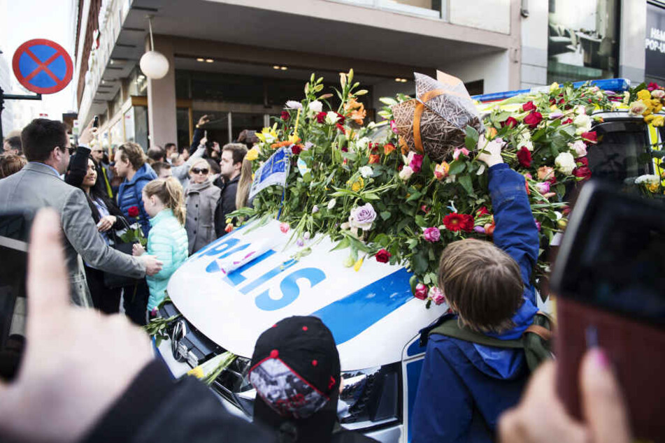 Nach der "Liebeskundgebung" in Stockholm waren zahlreiche Polizeiautos mit Blumen übersät.