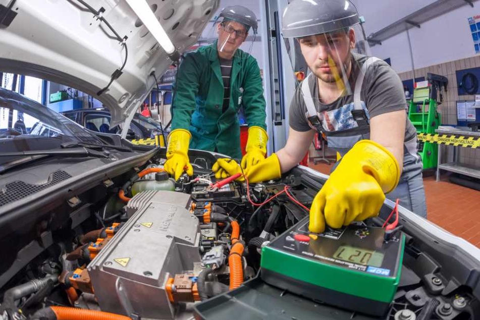 Azubi Marco Beyer (18,r.) und Andy Mosel (31) messen die Spannung an einem
Elektromotor