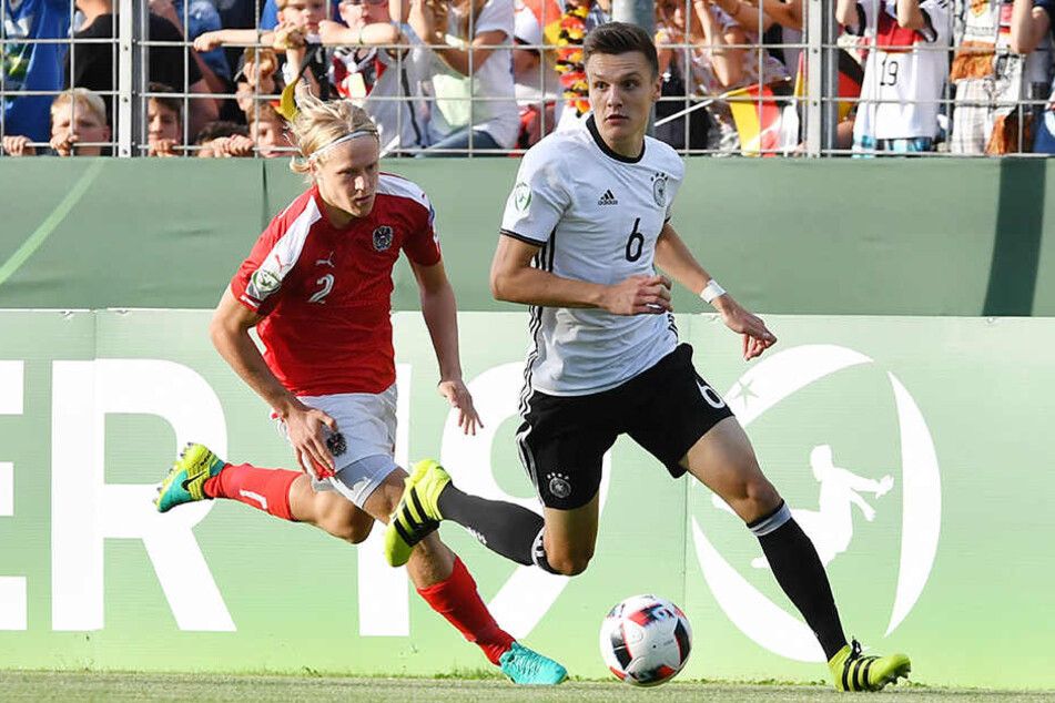 Gino Fechner (20, r.) von RB Leipzig wurde von Bundestrainer Guido Streichsbier (47) für die U20-WM in Südkorea nominiert.