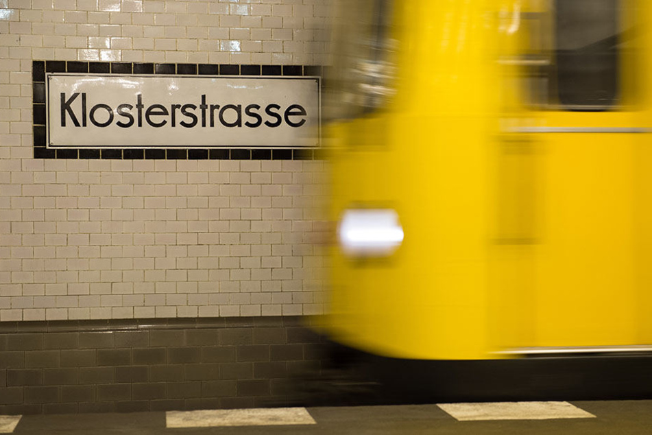 Laut Zeugenaussagen hatten sich vor dem Ereignis eine Gruppe Jugendliche auf dem Bahnsteig befunden. (Symbolbild)