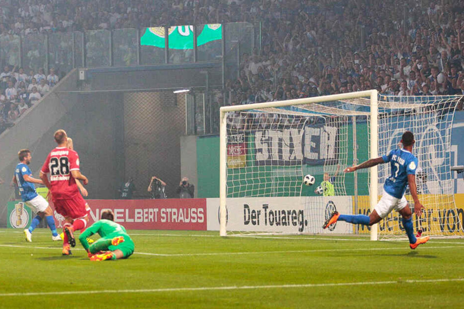 Traumtor! Cebio Soukou (r.) traf in der ersten Runde des DFB-Pokals gegen den VfB Stuttgart mit einem herrlichen Schlenzer zum 1:0 für Rostock. Hansa gewann 2:0.