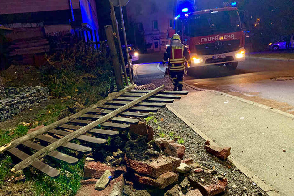 Der VW krachte noch gegen einen Gartenzaun.