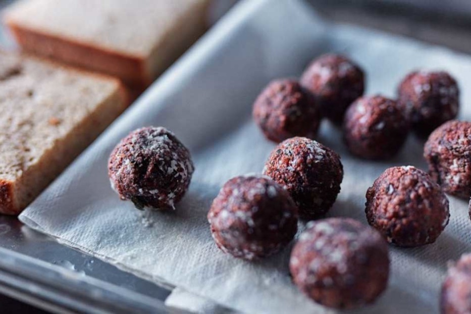 Die neuen Köttbullar bestehen aus roter Beete, Kartoffeln, Pastinaken und Mehlwürmern.