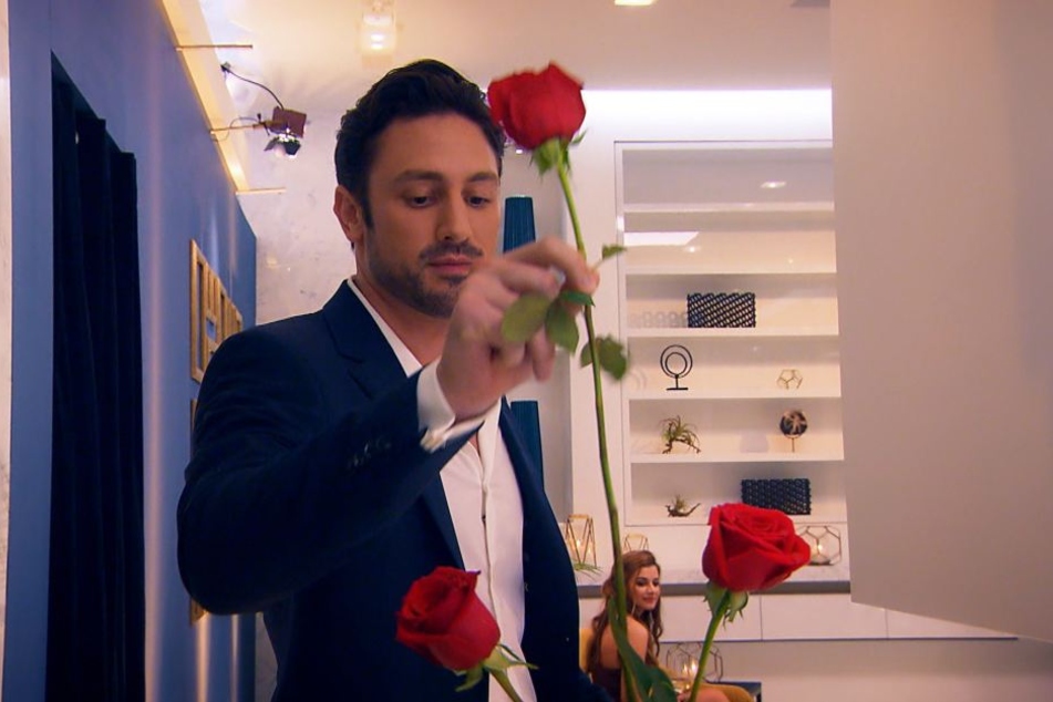 Bachelor Daniel Völz (32) verteilt wieder Rosen.