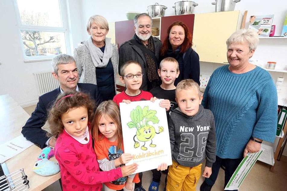 Die Hortkinder bekamen das "Chemnitzer Kohlräbchen" der Grünen für gesunde Ernährung überreicht.
