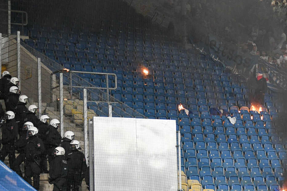 Während die Fans die Flagge anzündeten, stand die Polizei diesen gegenüber.