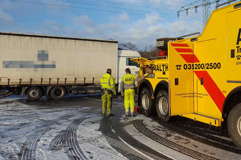 Zwischen Burkau und Uhyst steht ein Lkw quer.