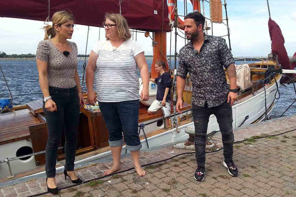 Miriam (Mitte) organisiert Wochenenden auf einem alten Kutter an der Ostsee.