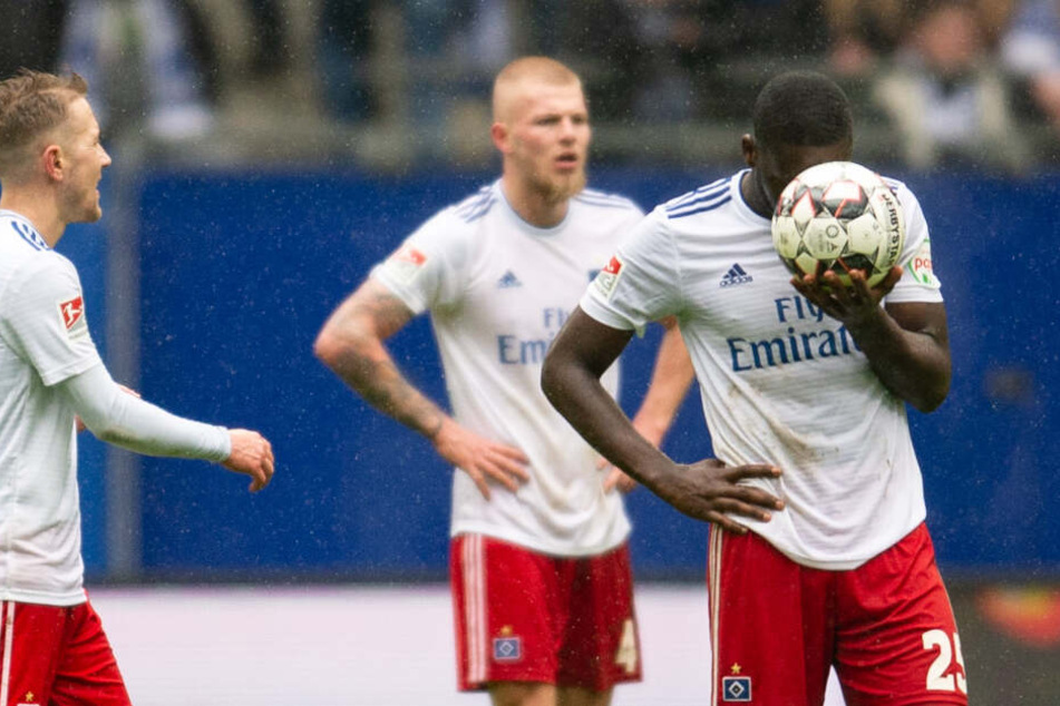 Orel Mangala konnte am Ende nicht mehr hingucken. Er versteckte sich hinter dem Ball.